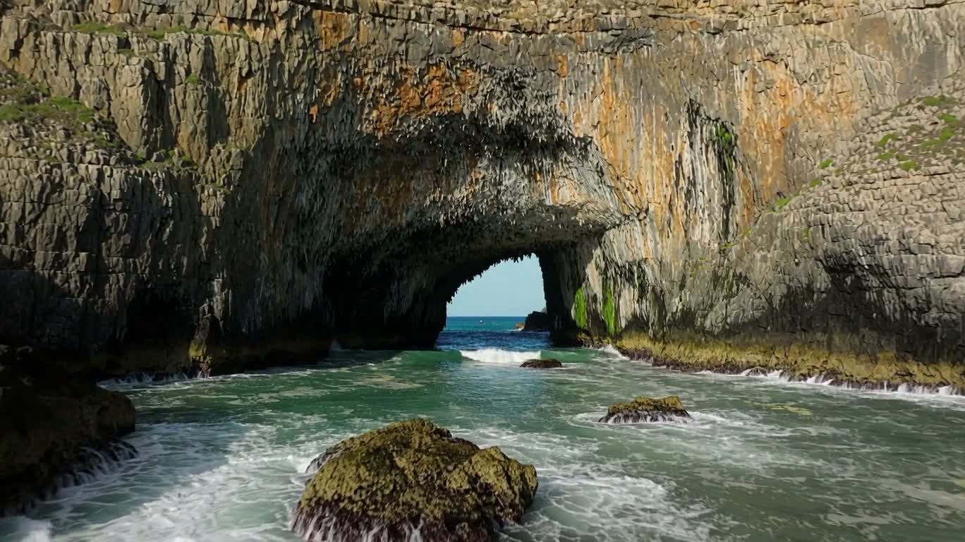 潮涌海蚀洞