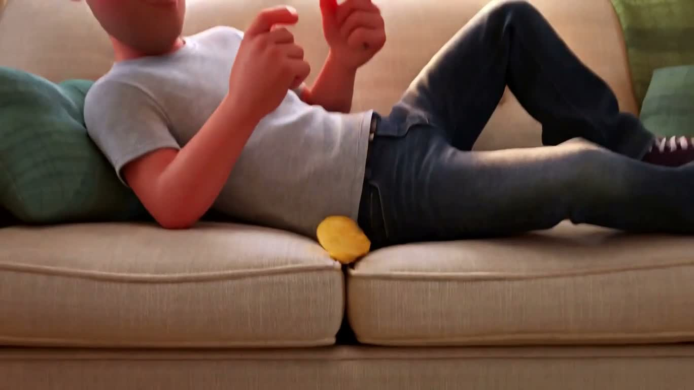 Một miếng khoai tây chiên dưới ghế sofa