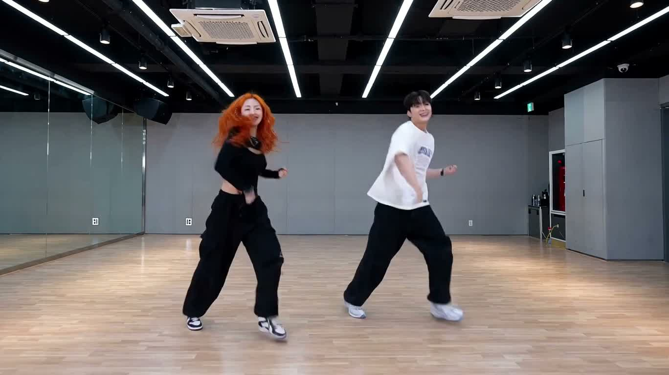 鏡の中のダンスステップ:二人の練習時間
