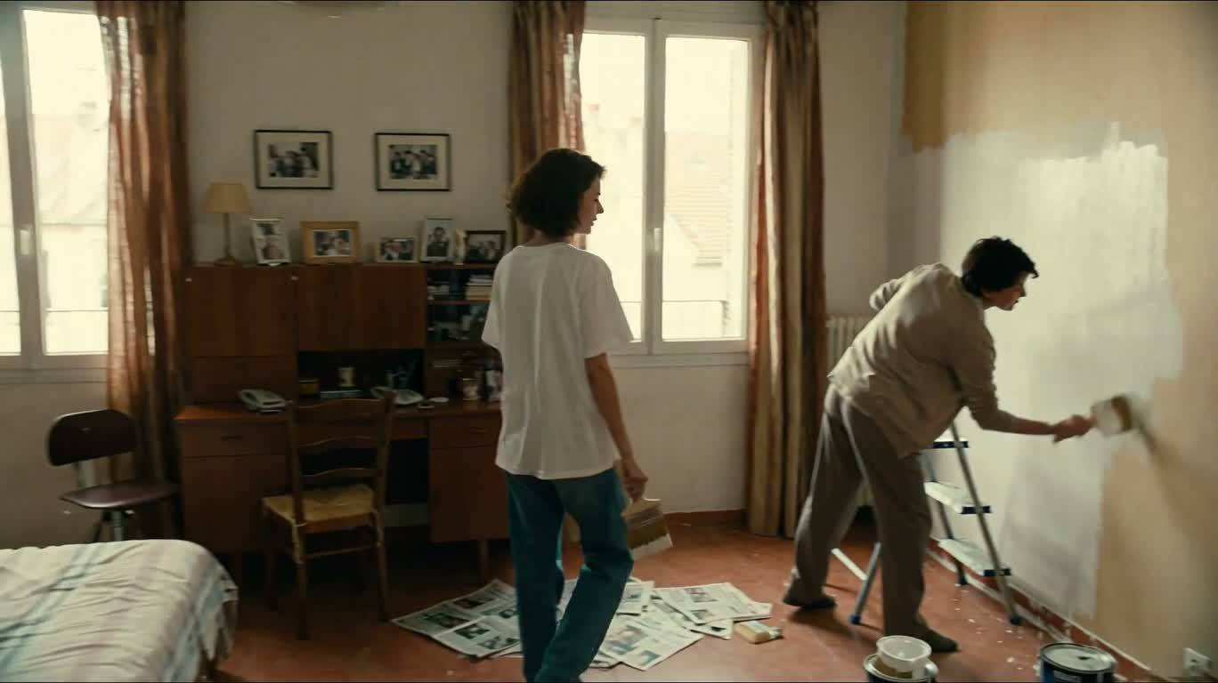 Mère et fille peignant les murs d'un vieil appartement