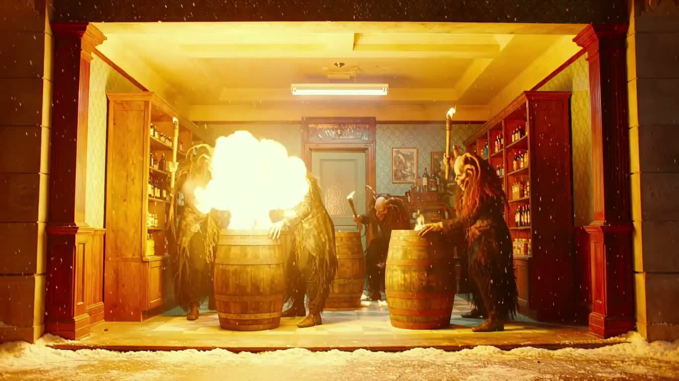 Chaos pyrotechnique de Krampus dans le cellier par une nuit de neige