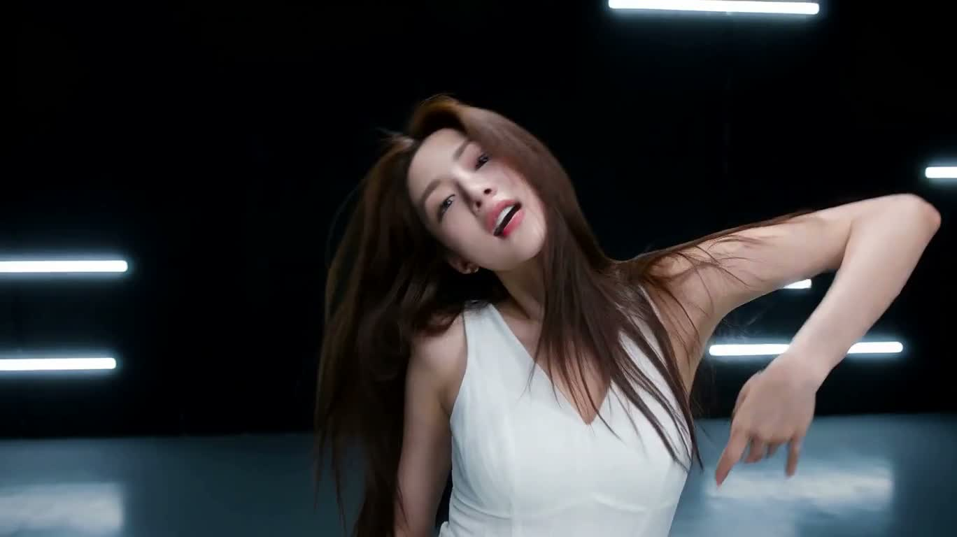 Múa tập thể trong phòng nhảy neon — AI video creation