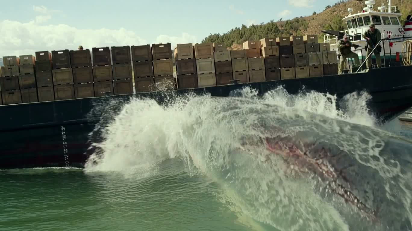 Un requin géant attaque une barge de ravitaillement sur la rivière