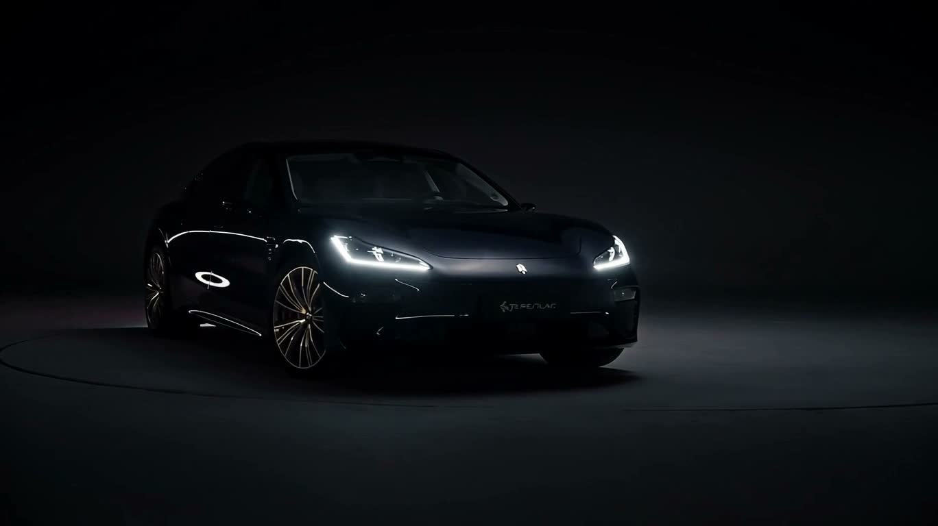 Динамичная презентация седана цвета полуночной синевы