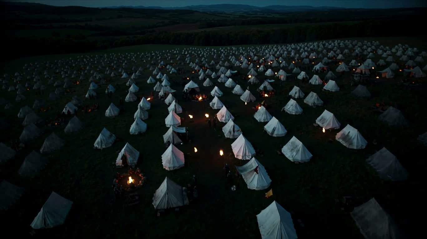 Soldats en veille nocturne au camp au crépuscule