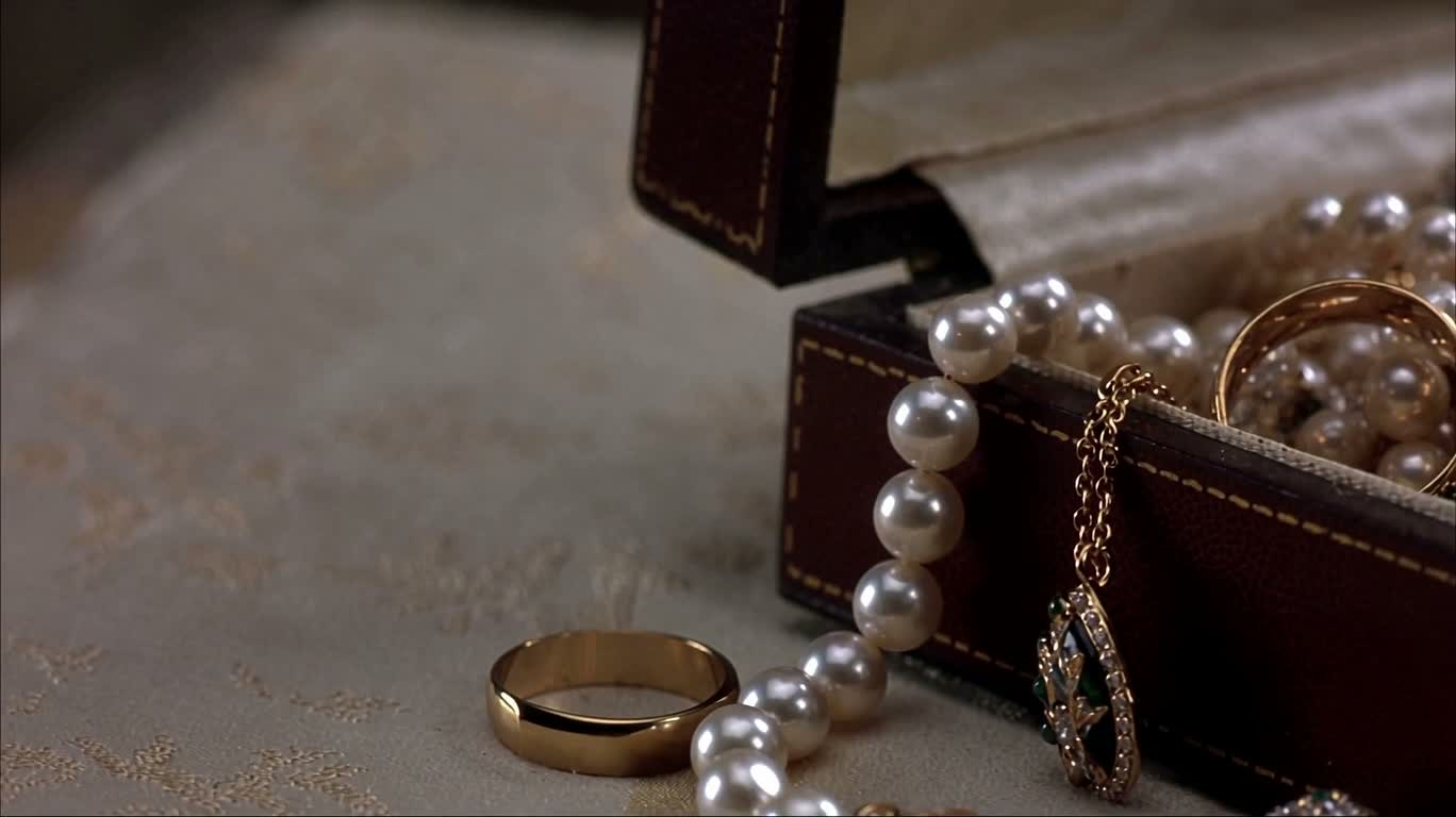 Trésors de perles et d'ornements dorés
