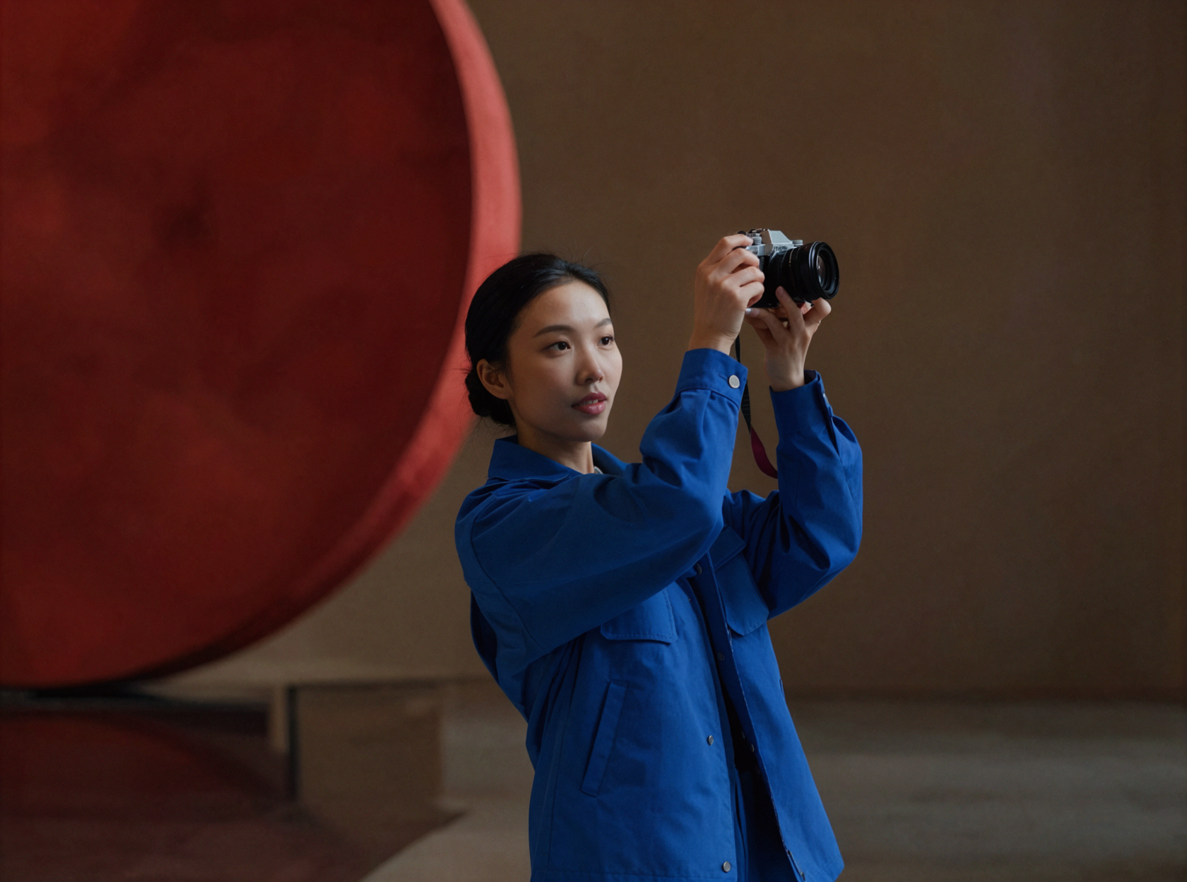 Photographe femme d'Asie du Sud-Est · Instant de cadrage · Éditorial de mode — AI image creation