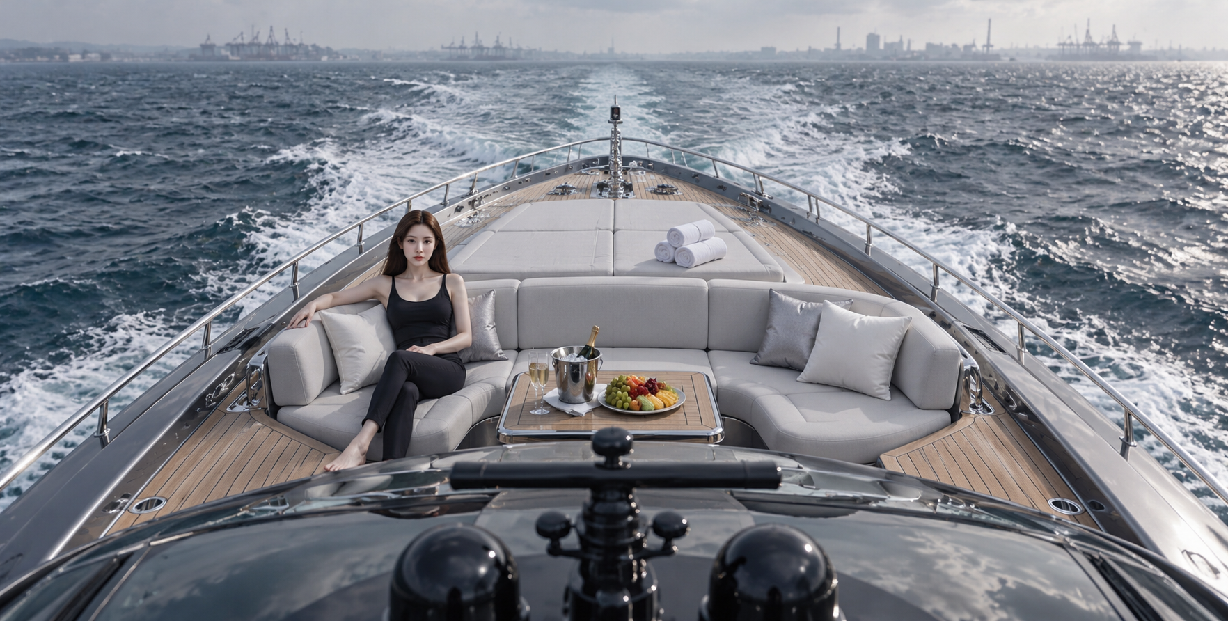 Vacances glamour en yacht sur fond de mer en tons gris