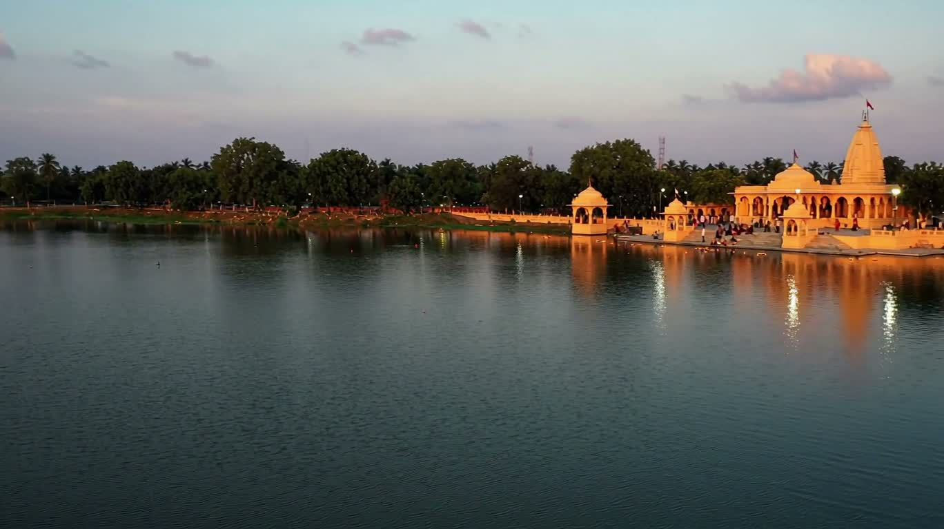 Prières au crépuscule sur le lac Kunti — AI video creation
