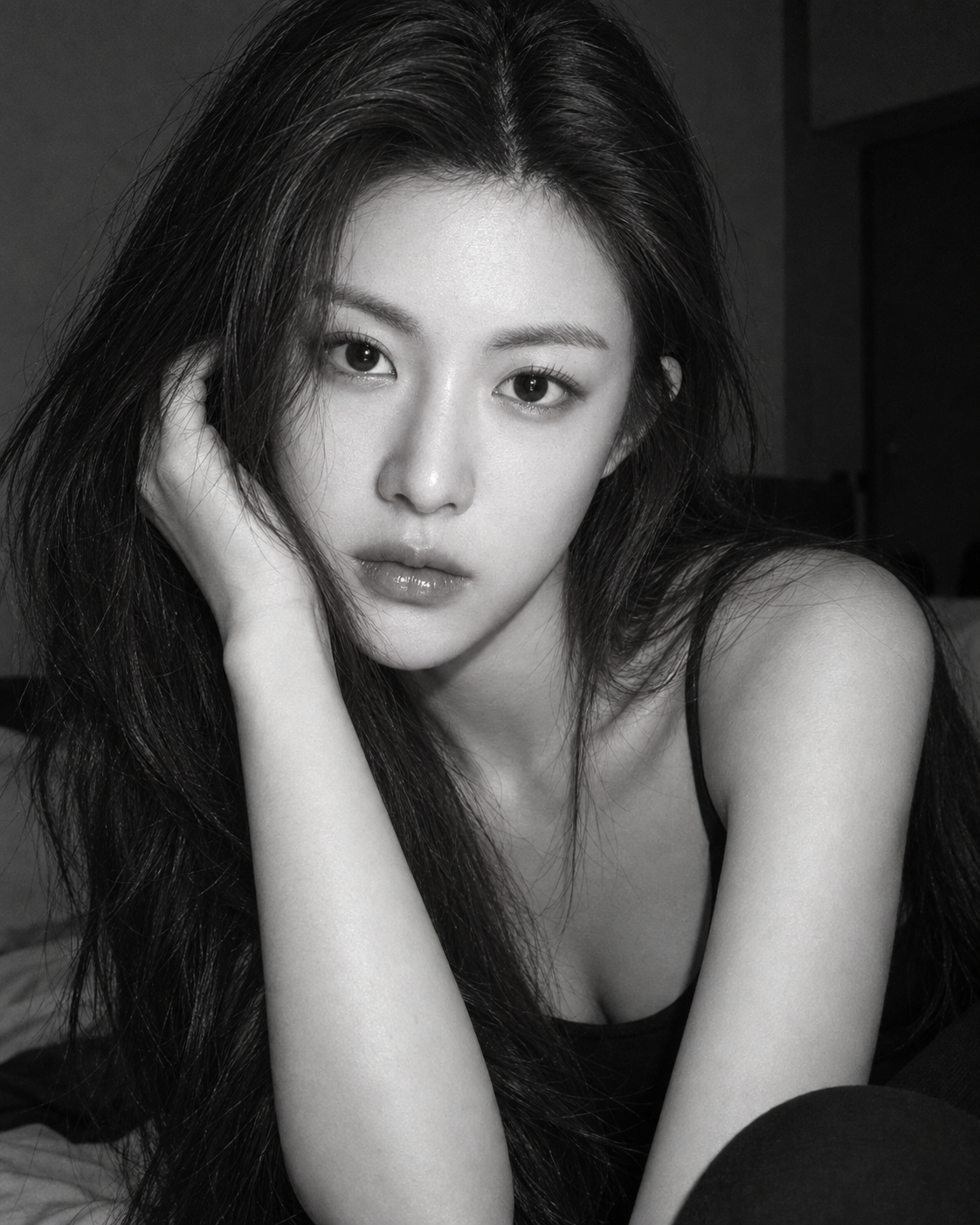Dramatic Black-and-White Mobile Portrait with Flash and Mixed Light