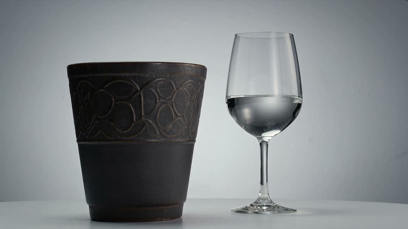 Relation spatiale entre verre à vin et tasse