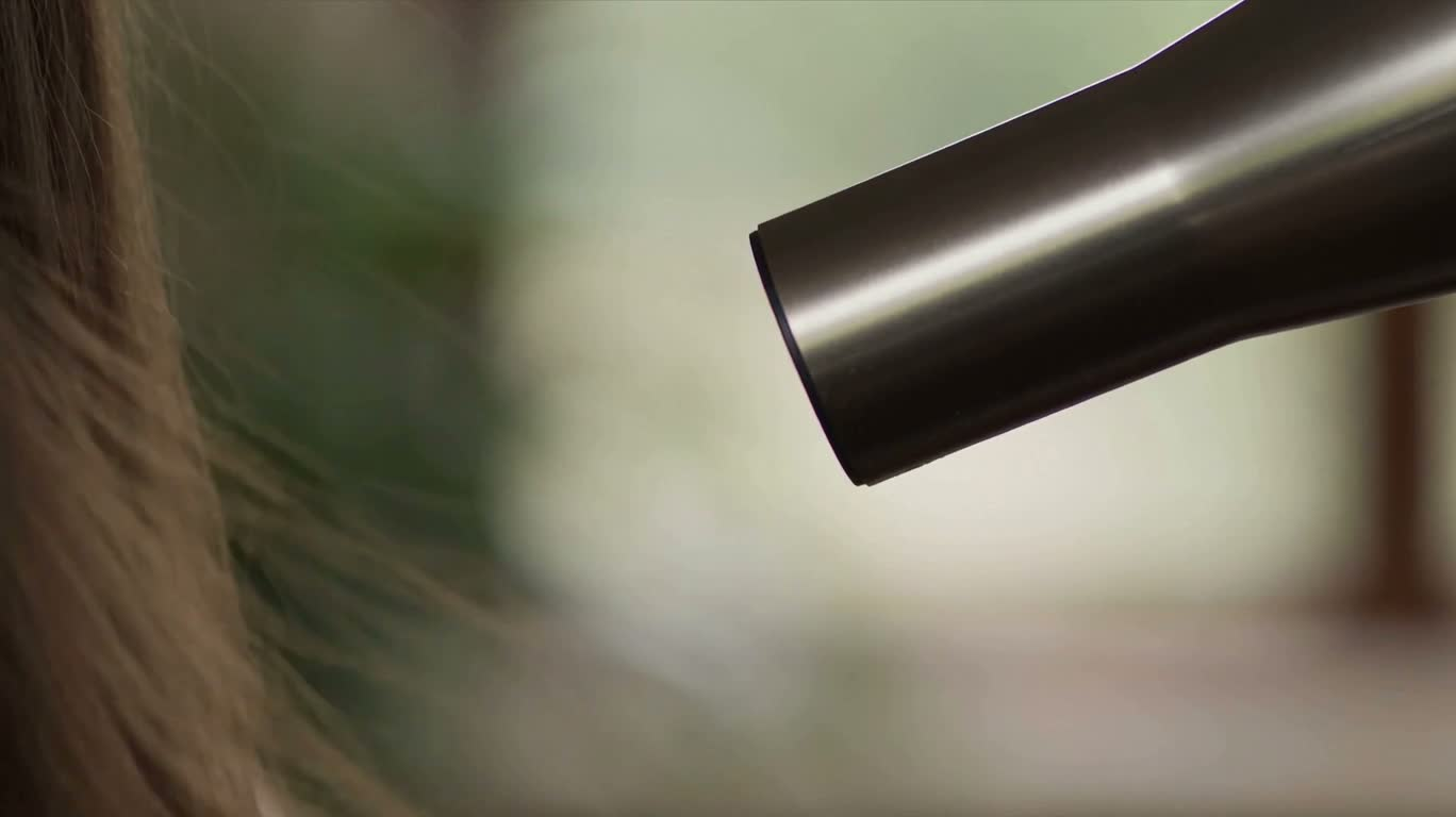 Gió nhẹ vờn tóc — AI video creation