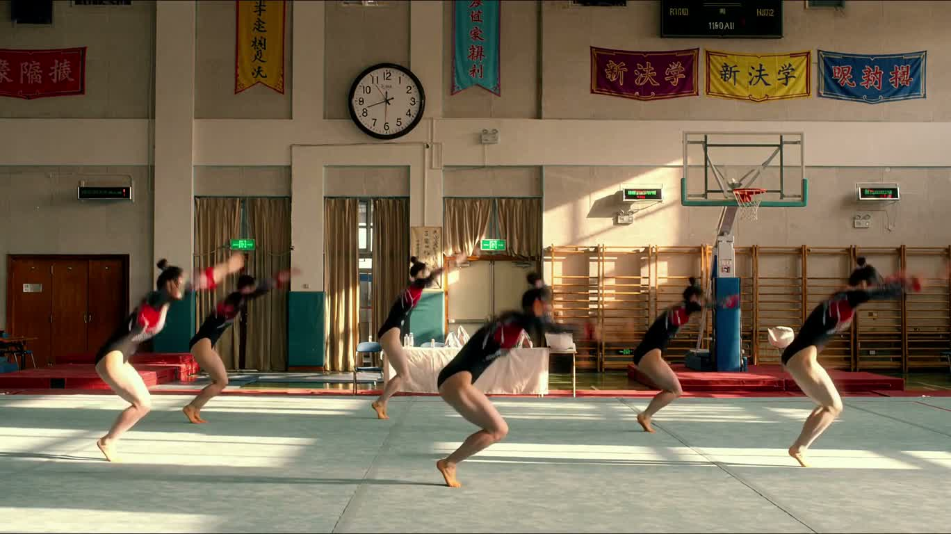 Gymnastique synchronisée au gymnase ensoleillé