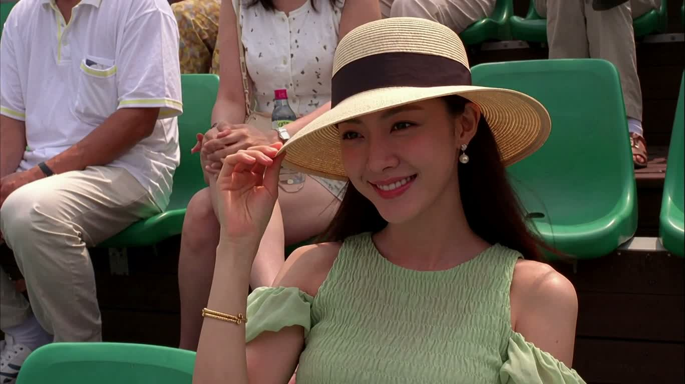 テニスコートの夏の微笑み