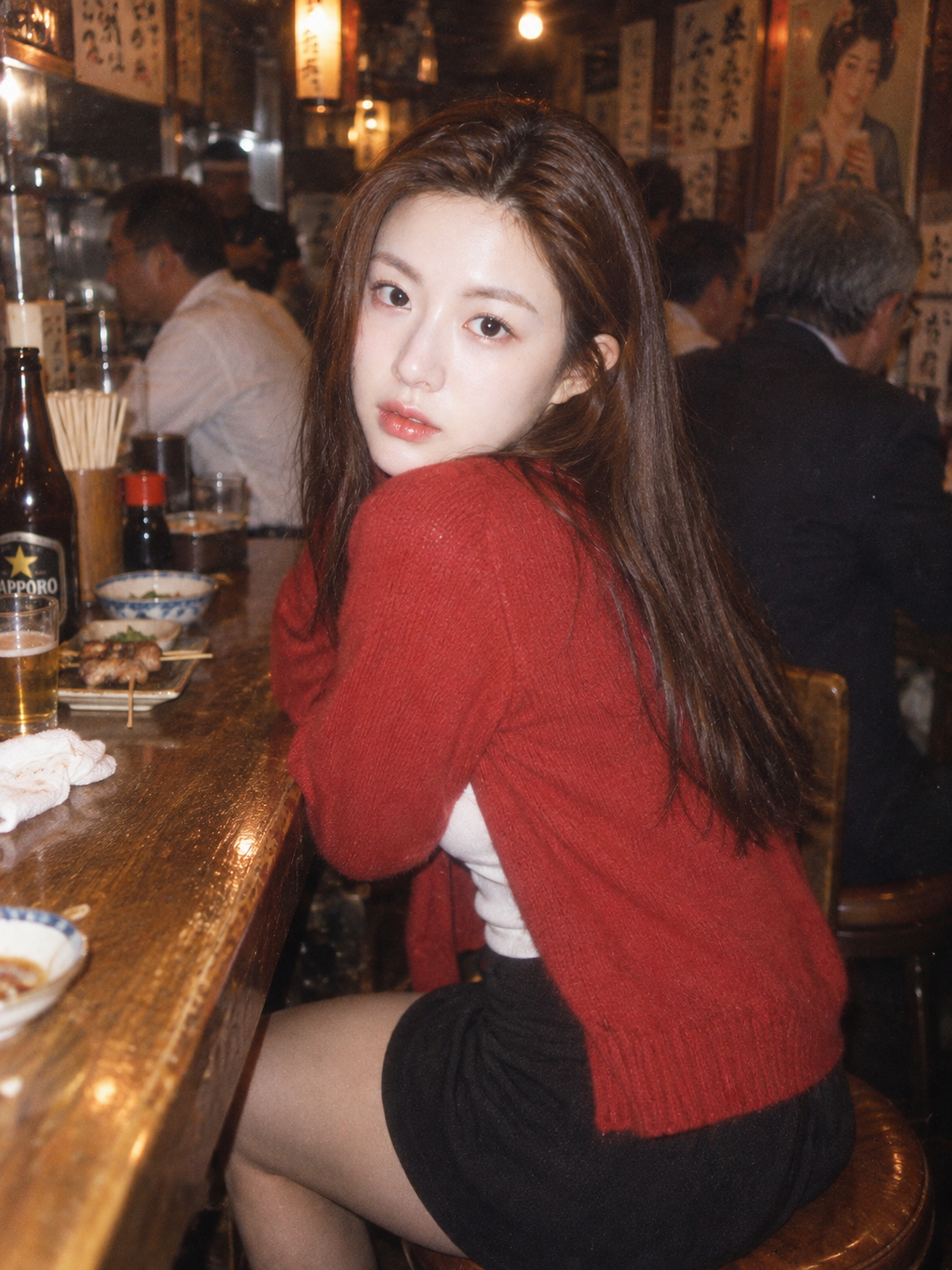 90 年代一次性相机风格居酒屋成年女性人像