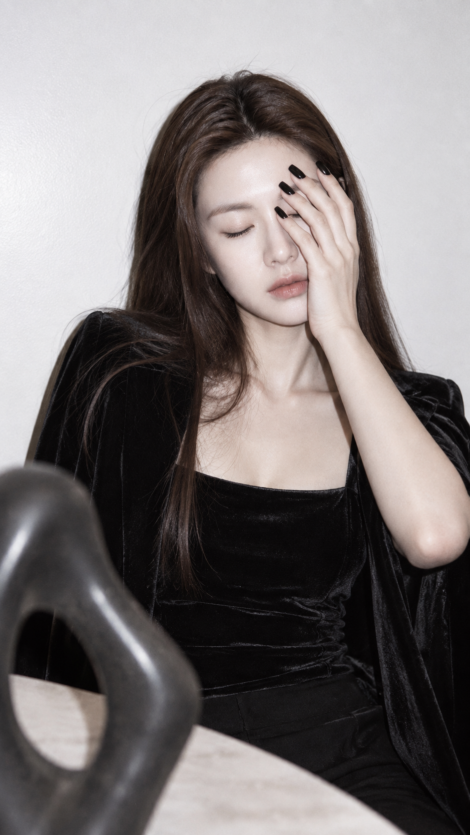 黑色天鹅绒与直闪光下的成年女性优雅人像
