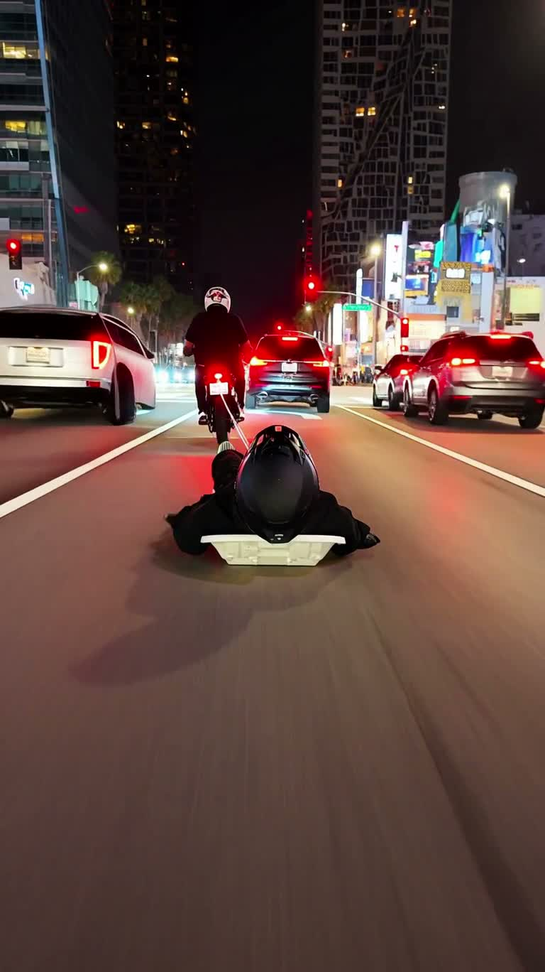 Trượt ván bị kéo lê trên phố đêm Los Angeles