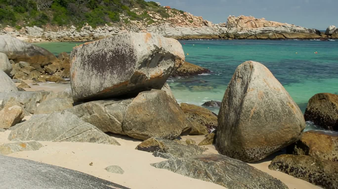 Bờ biển tĩnh lặng và đá granite