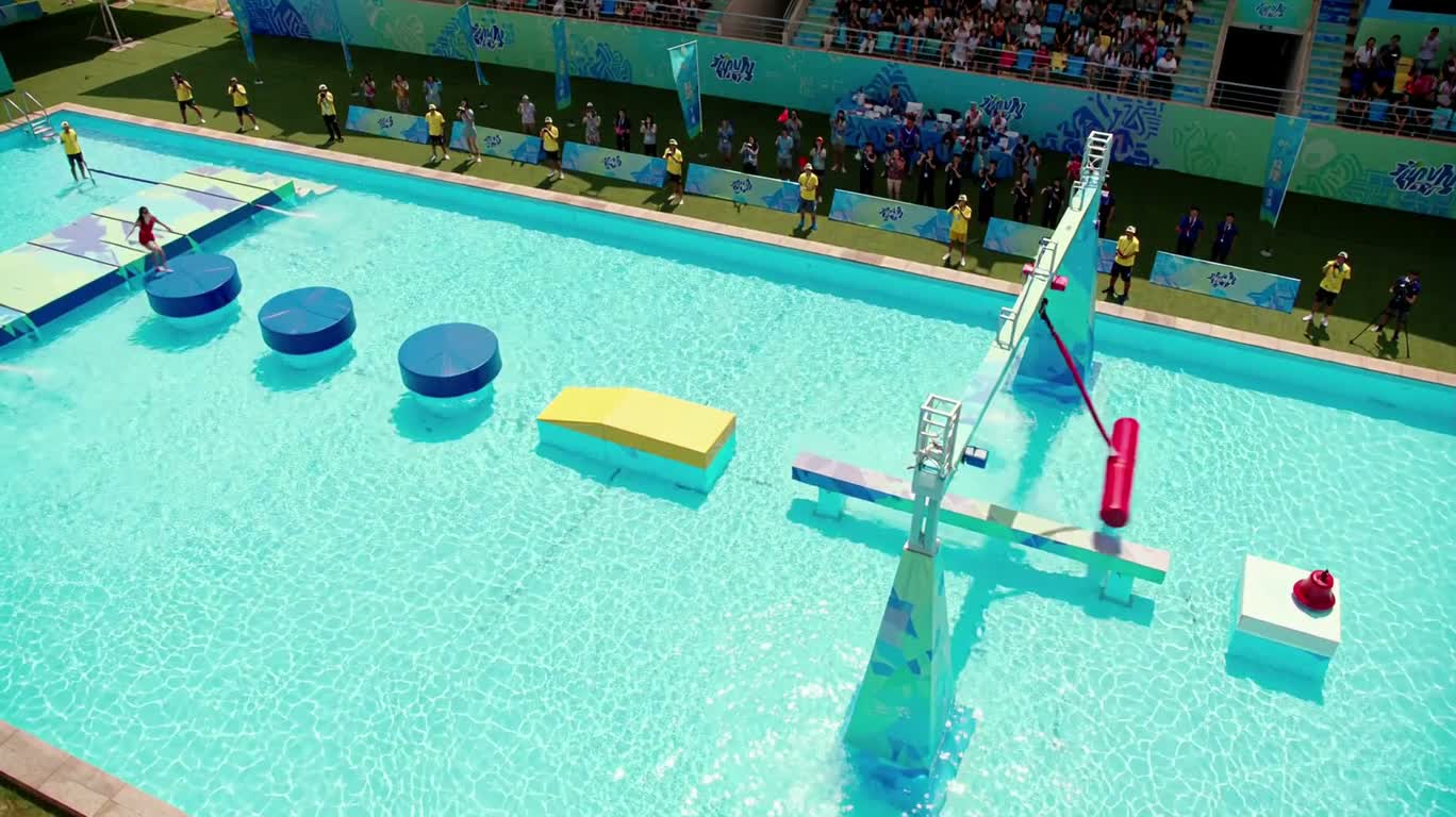 水上パルクール:あと少しでゴールの鐘