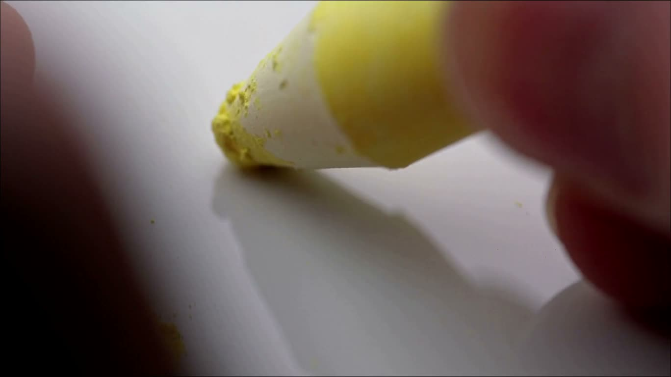 Interaction d'écriture entre craie jaune et panneau de porcelaine