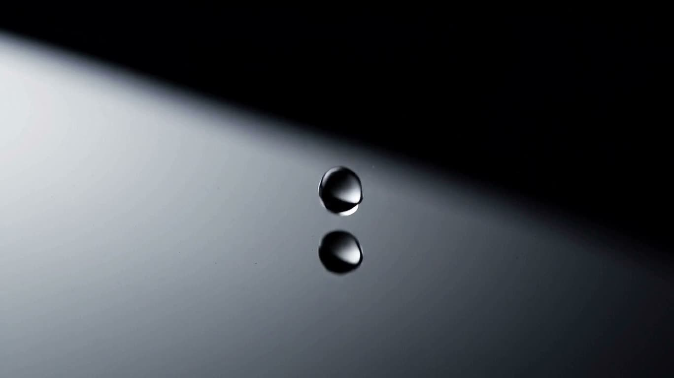 Une goutte d'eau sur une eau noire
