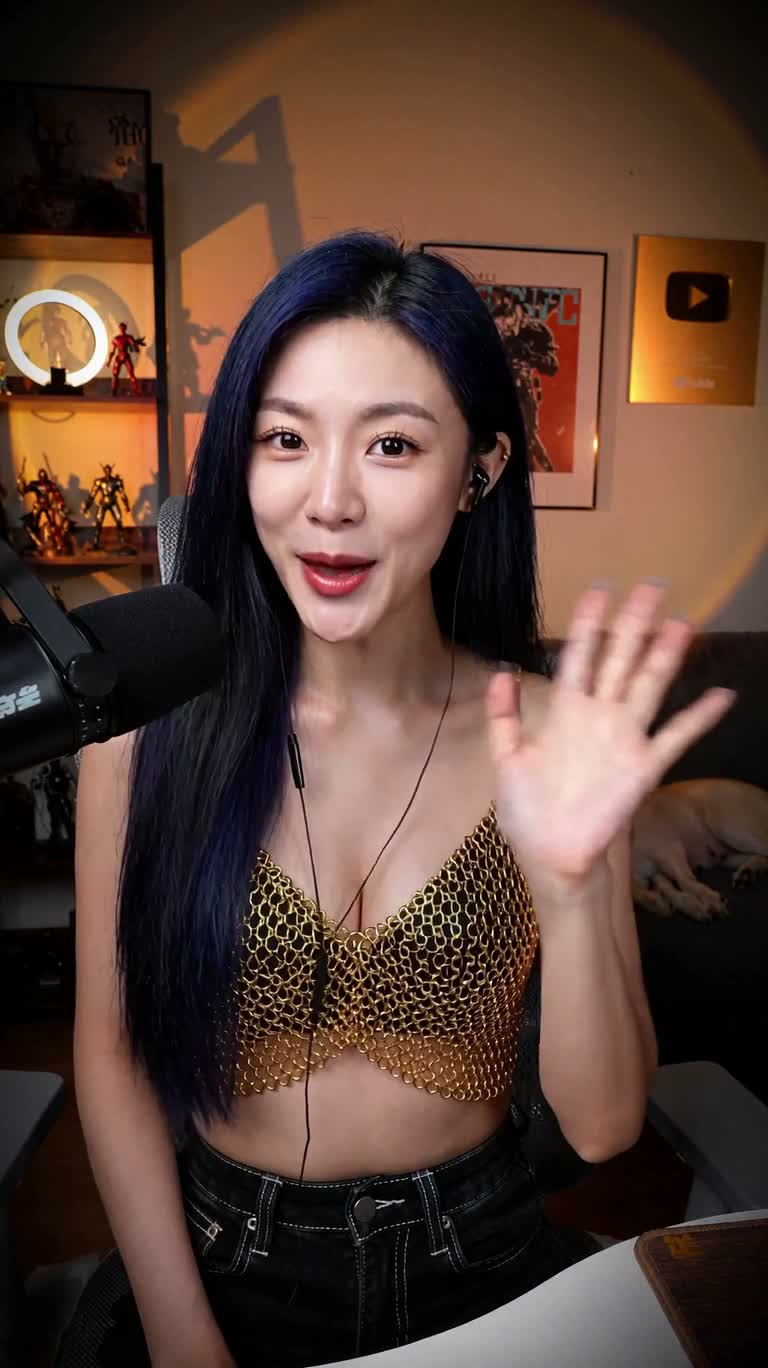 Mae Nova mở hộp mô hình điệp viên Viper
