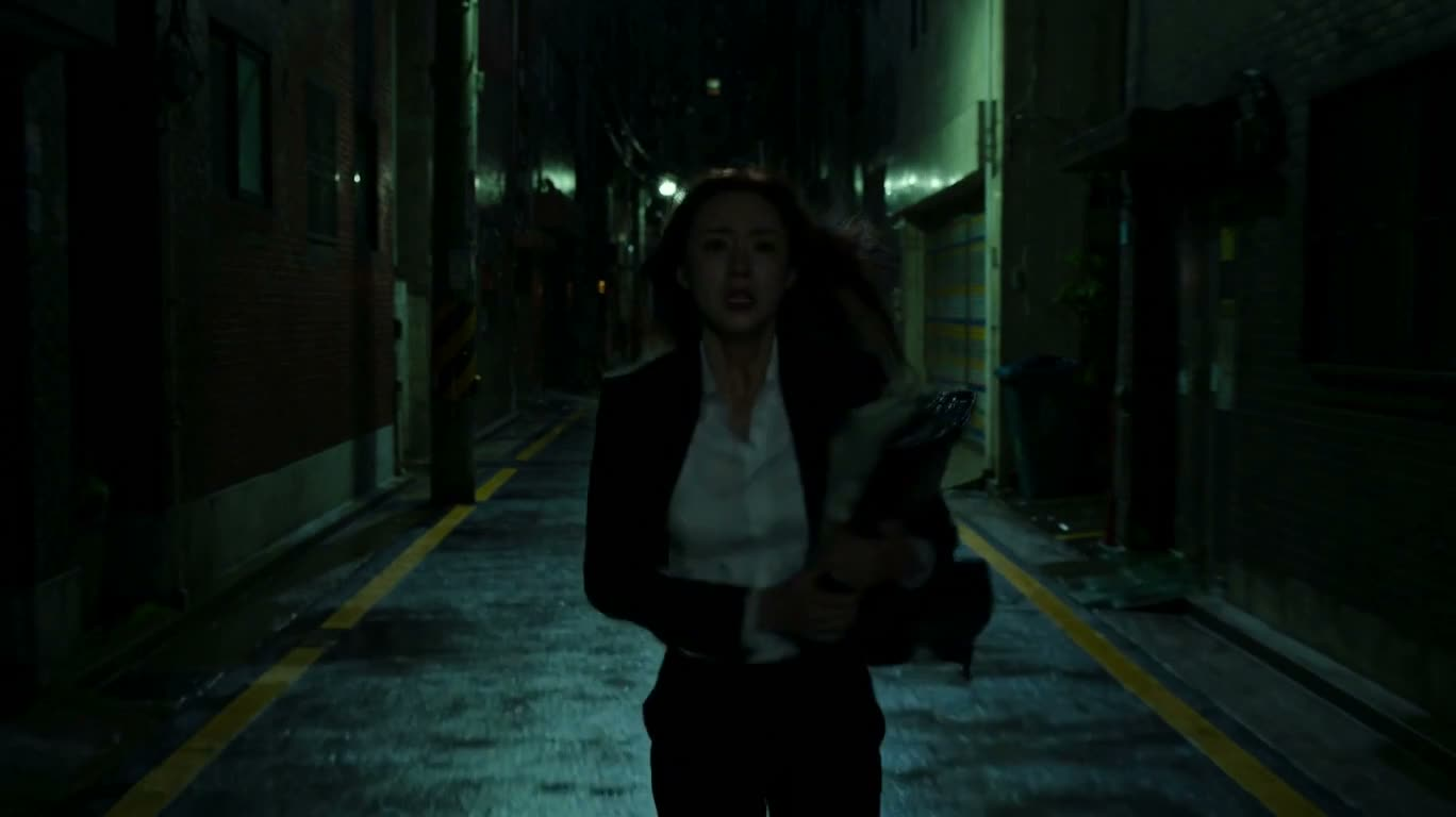 雨夜巷道中的惊恐逃亡