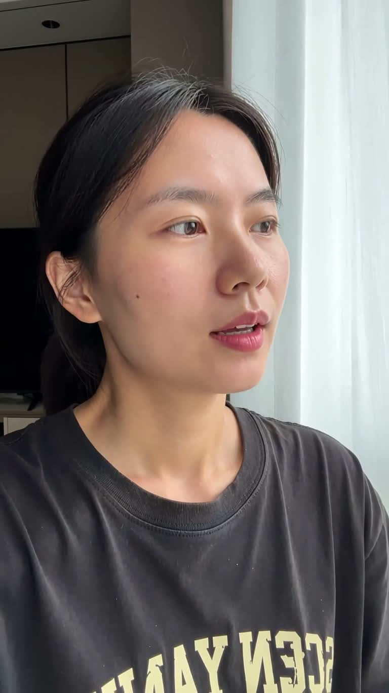 窗光下的静谧肖像