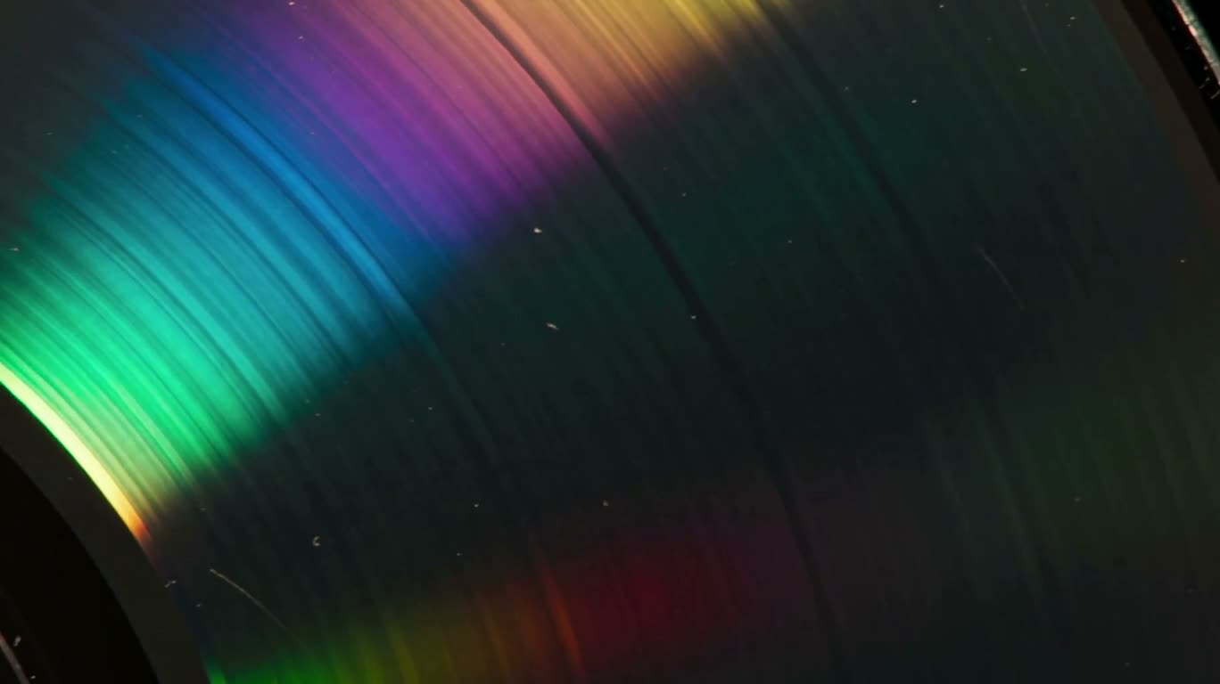 Microcosme iridescent à la surface d'un disque