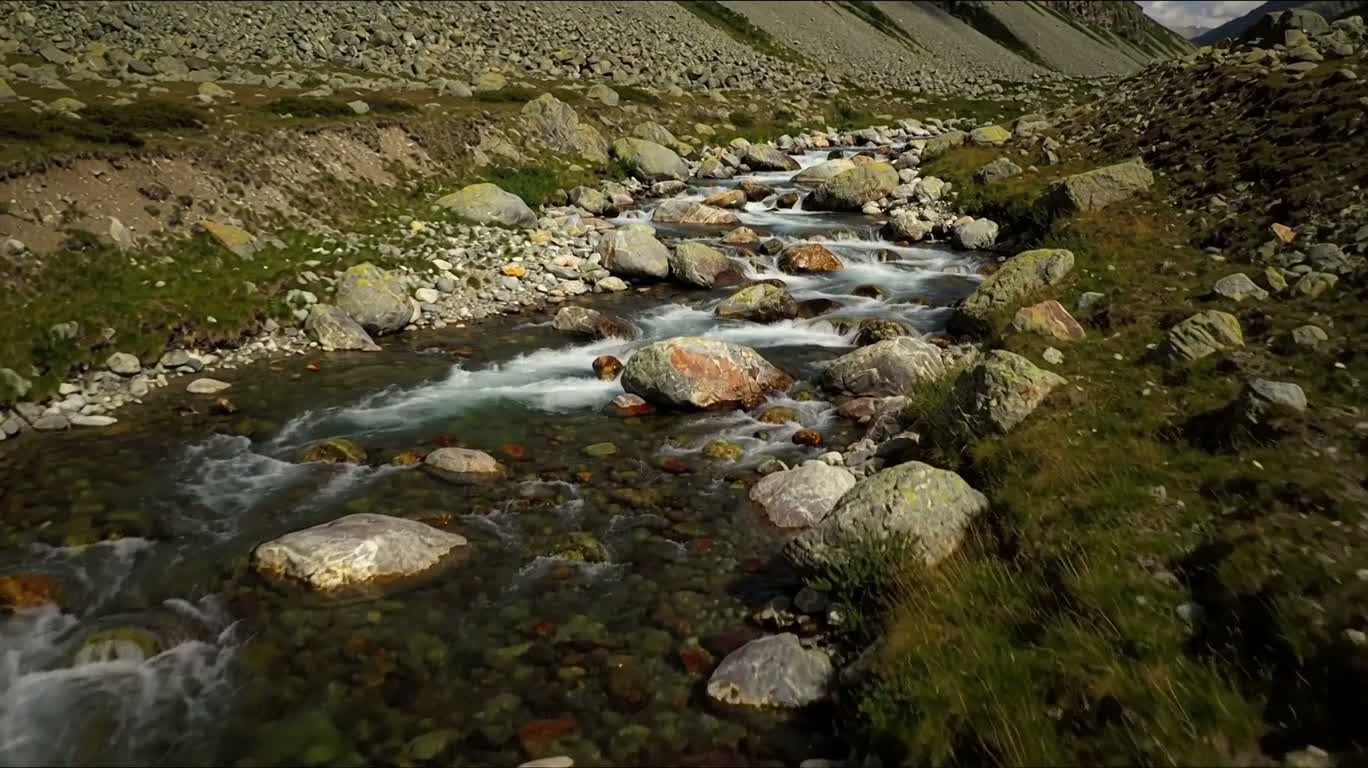 山間の急流