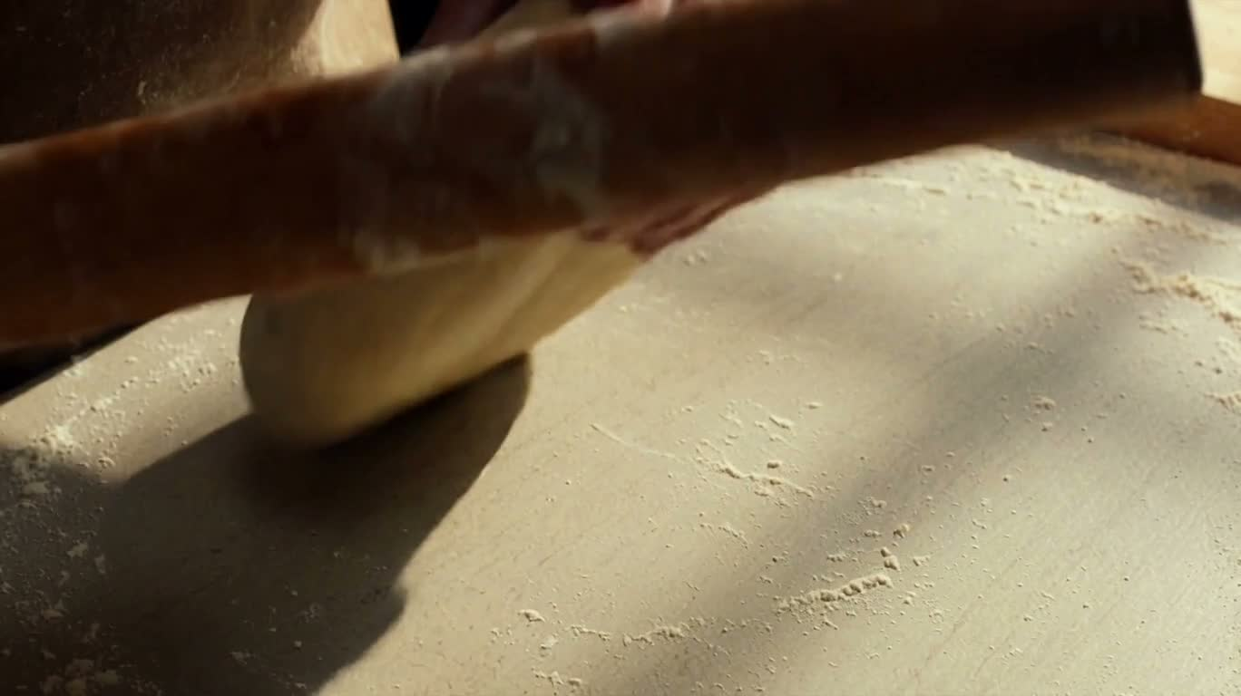 Façonnage de la pâte dans une cuisine ensoleillée
