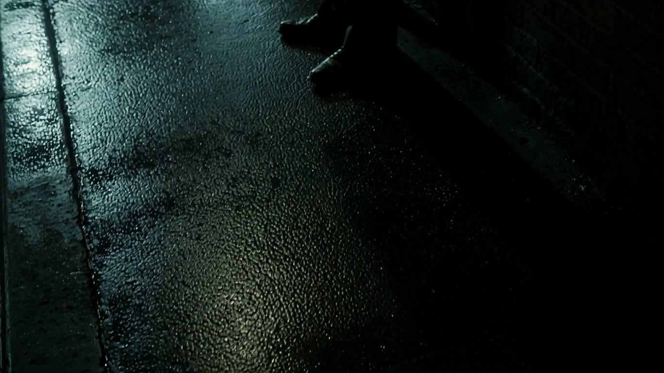 雨夜巷口的秘密交易