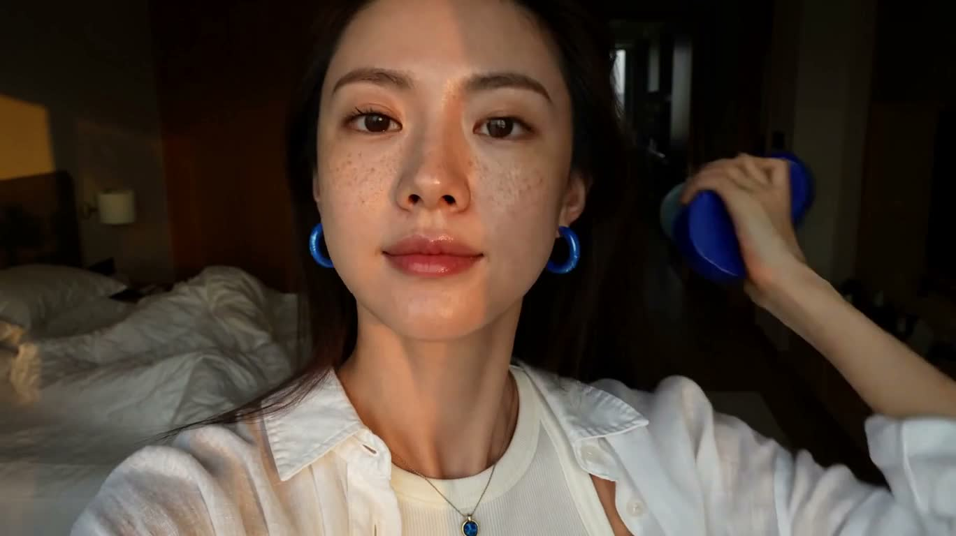 金色暮光下的睡前护肤自拍