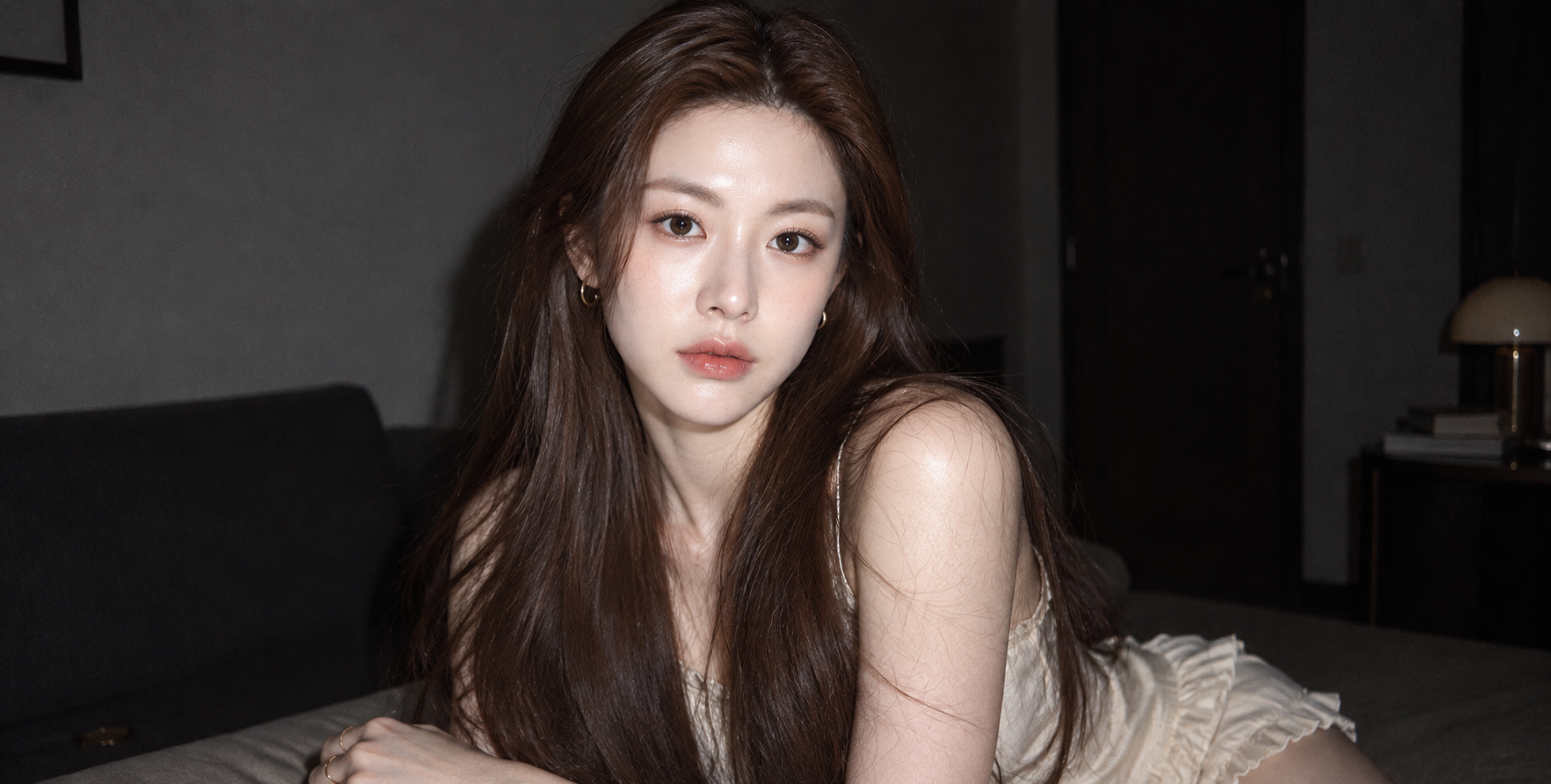 直接闪光下的原创成年女性高端美妆肖像