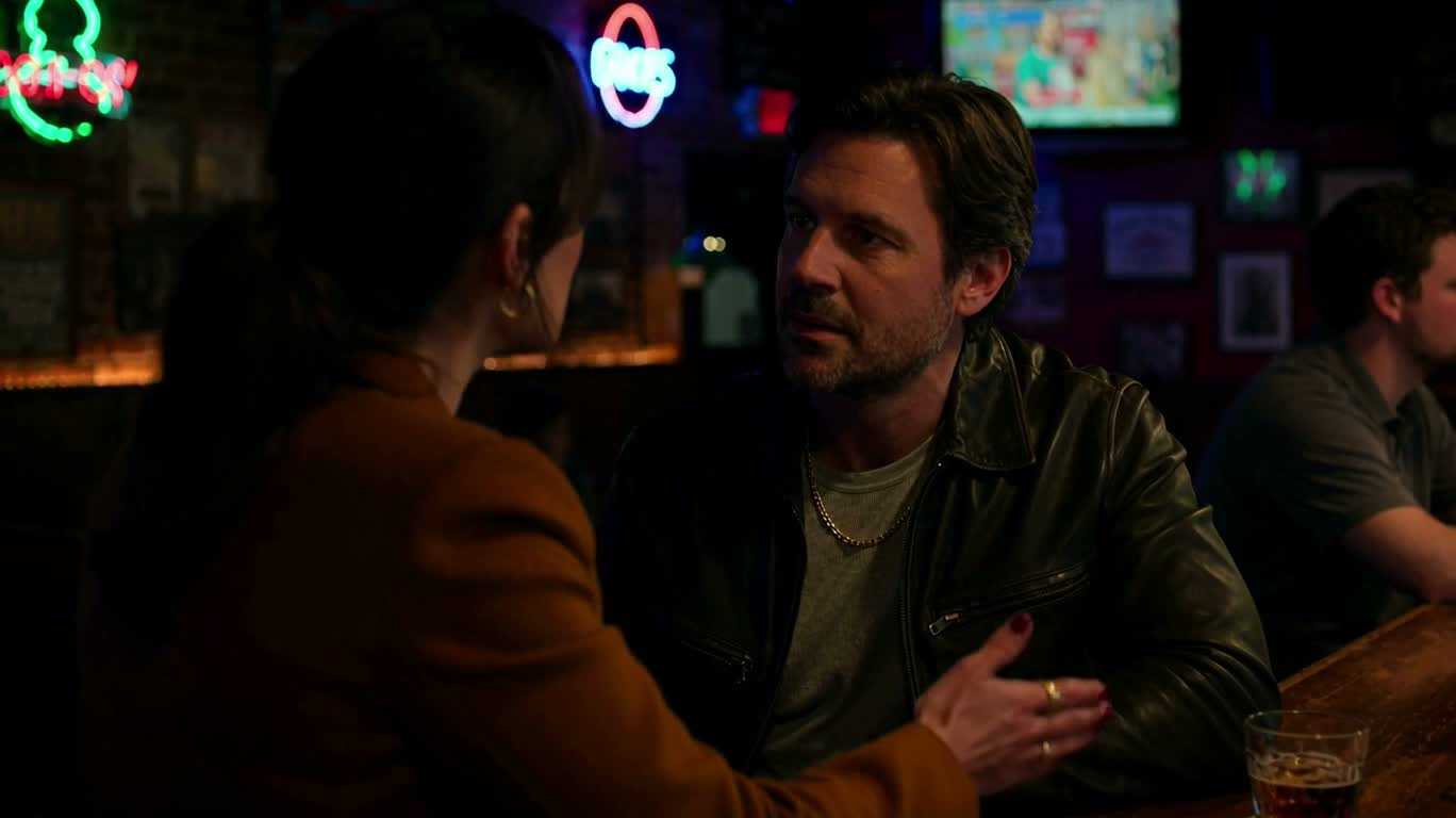 Cuộc đối đầu căng thẳng trong quán bar neon