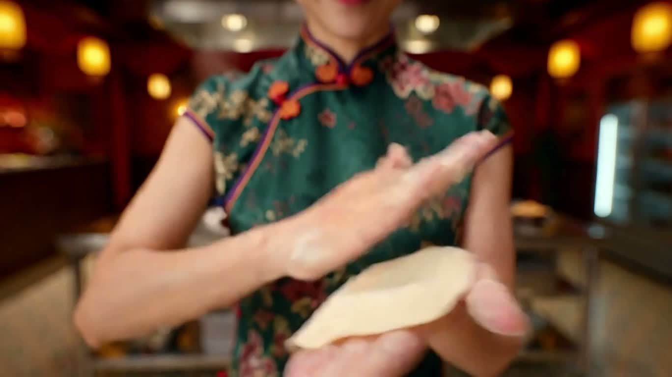 Cô gái kung fu bánh bao tiểu long