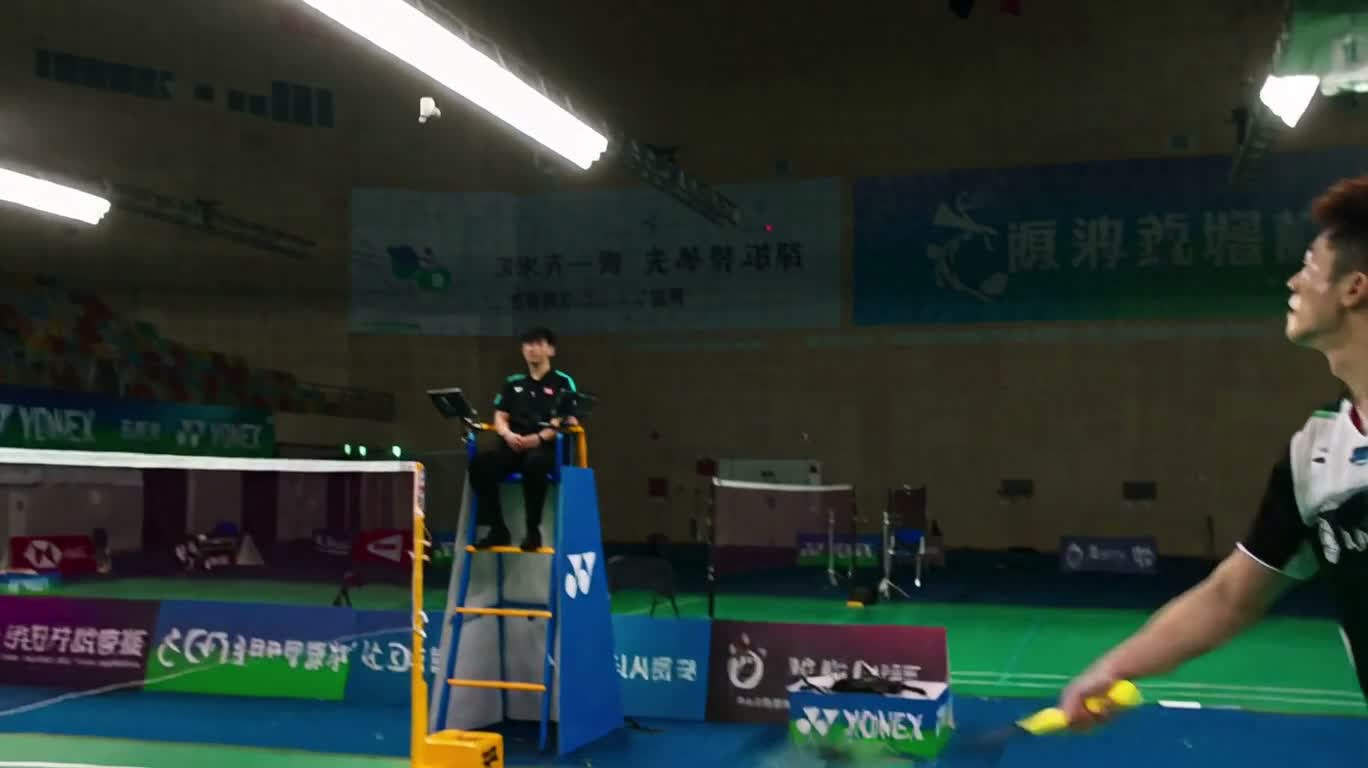 羽球正手凌空击球