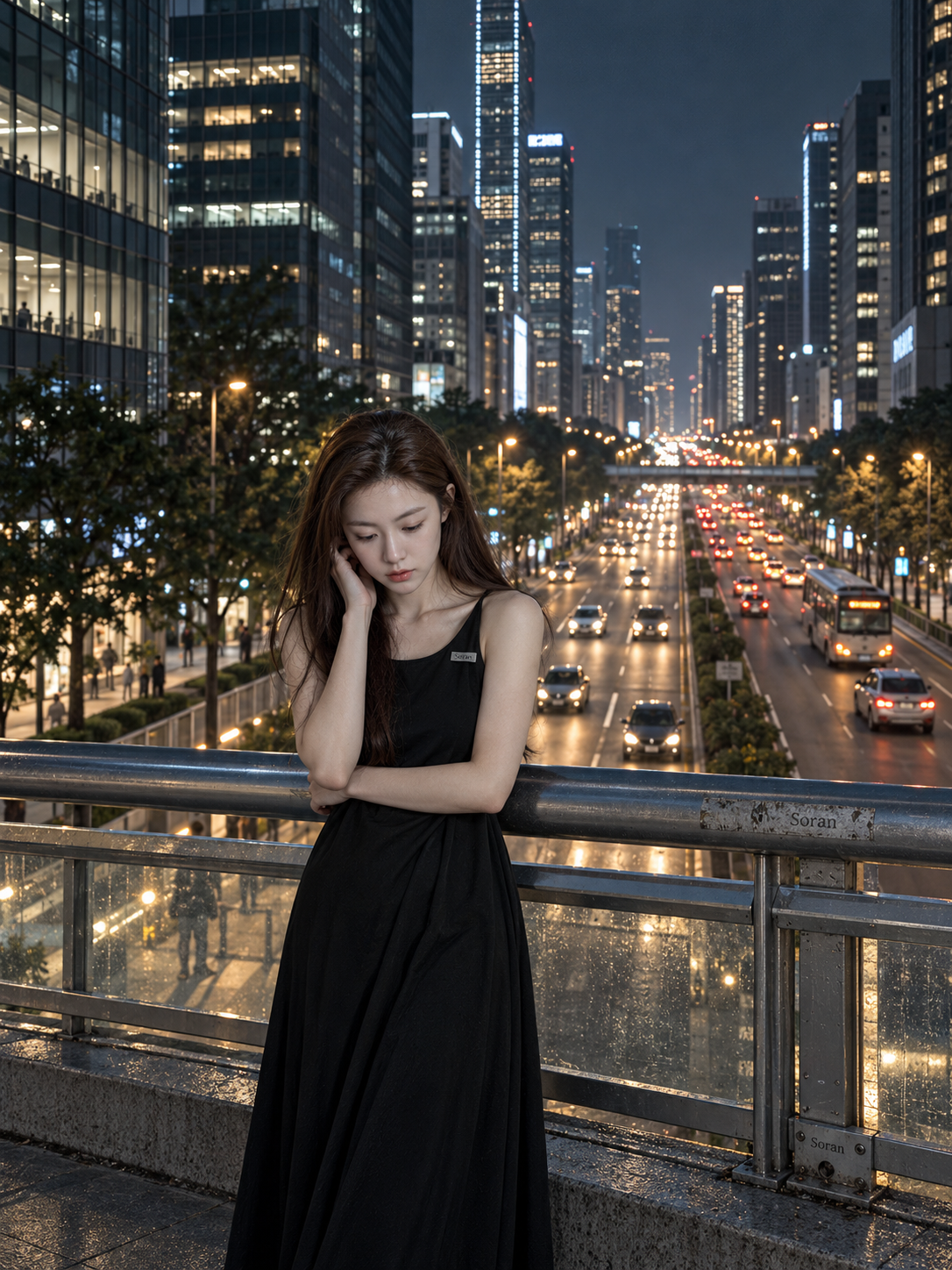 고가도로 위 도시의 밤과 Soran 3층 표식