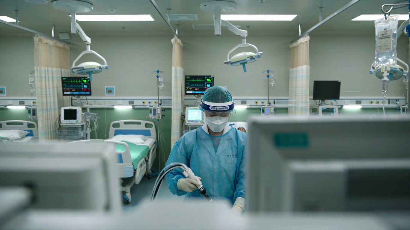 白と緑の集中治療室で集中する医師 — AI video creation