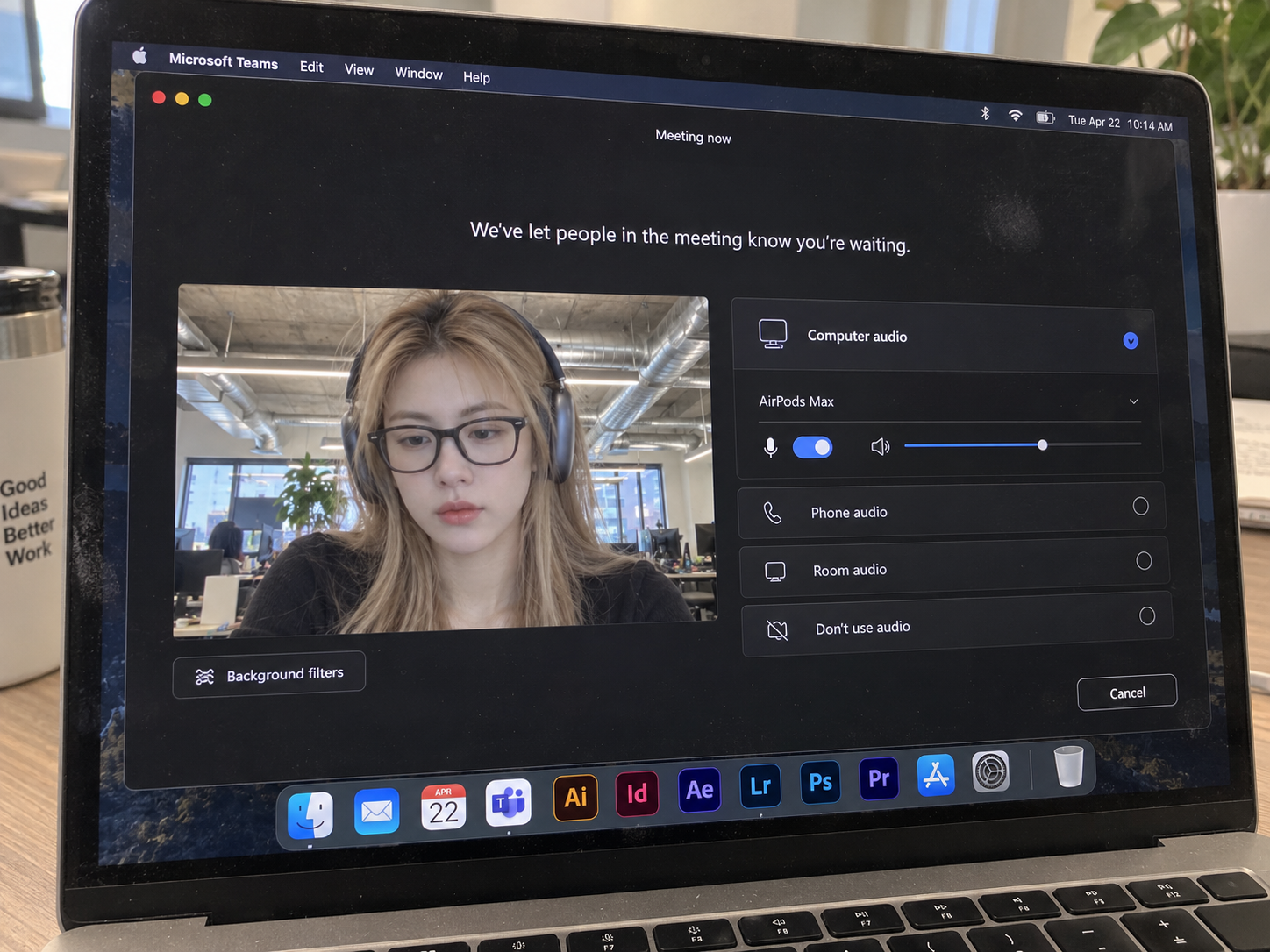 MacBook上的Teams候会界面实拍 — AI image creation