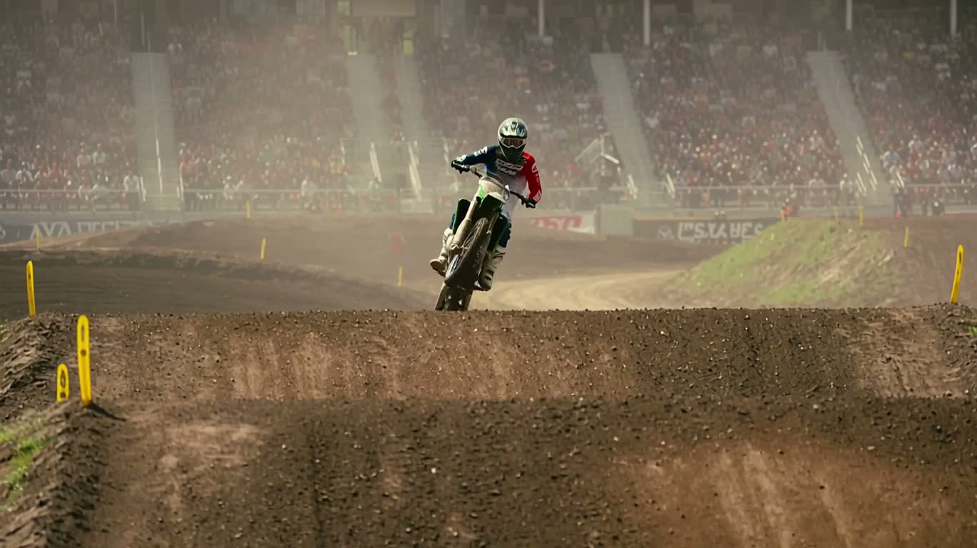 Saut de motocross poussiéreux