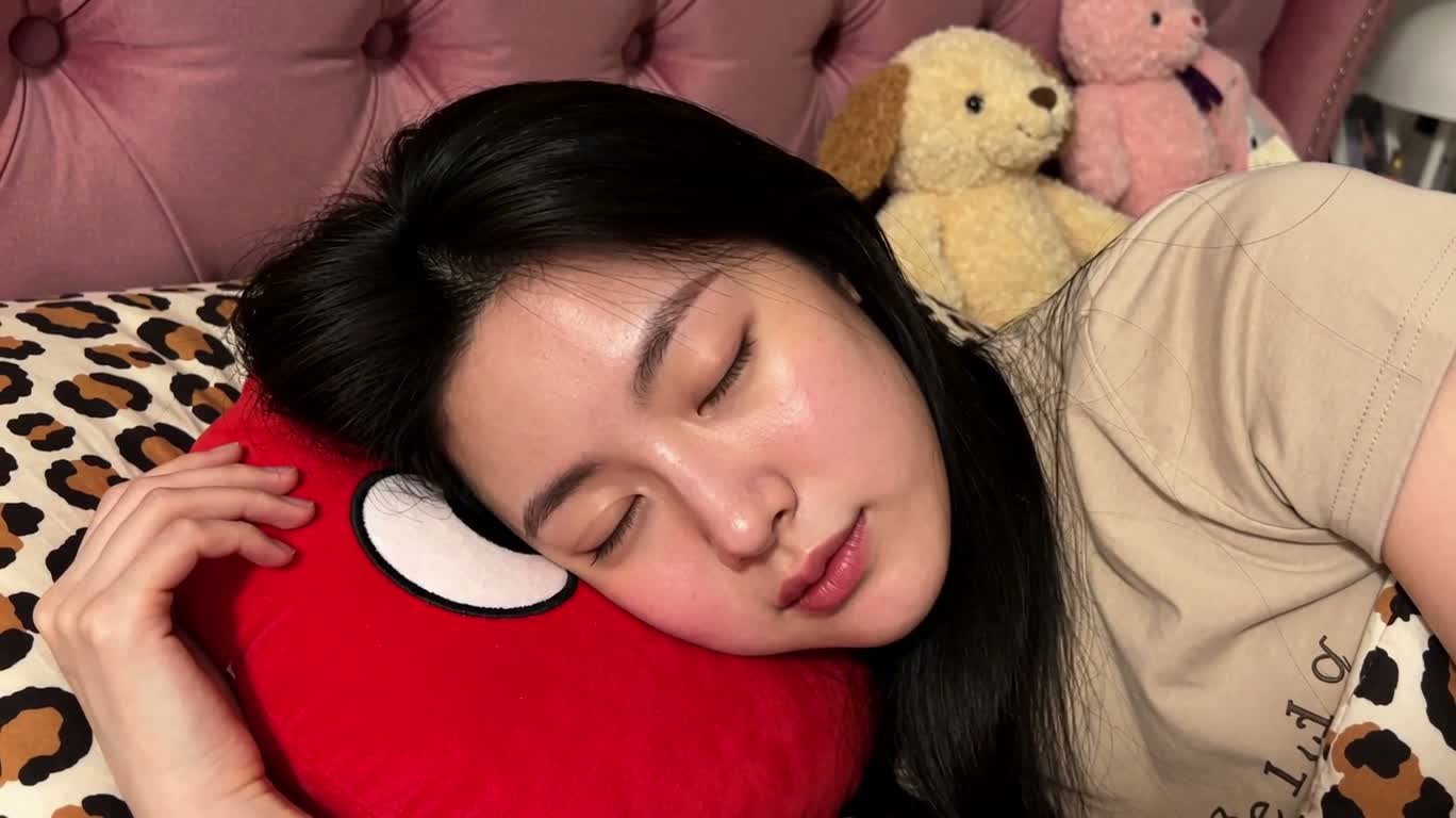 Ngại ngùng nhìn trộm ống kính trên giường
