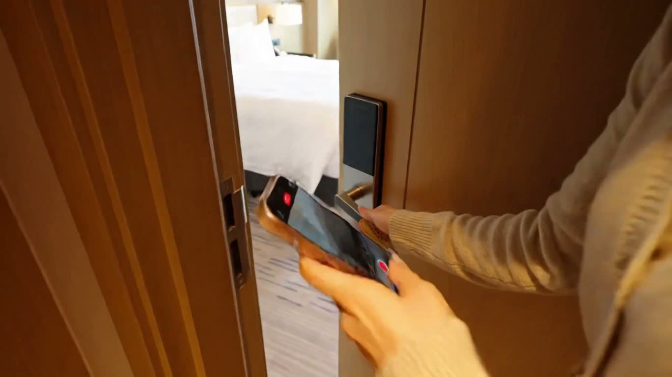Flânerie dans une suite d'hôtel en hauteur