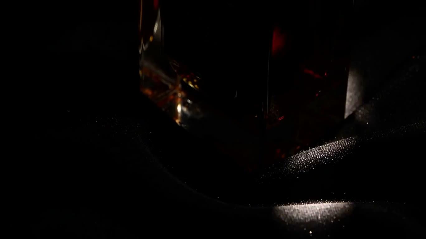 Obsidienne et Or : Publicité de Parfum de Luxe