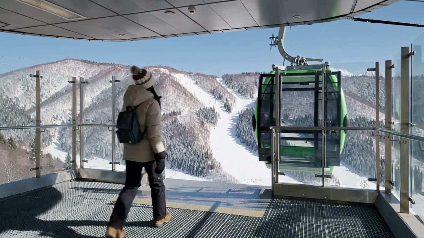 Voyage en téléphérique dans les montagnes enneigées