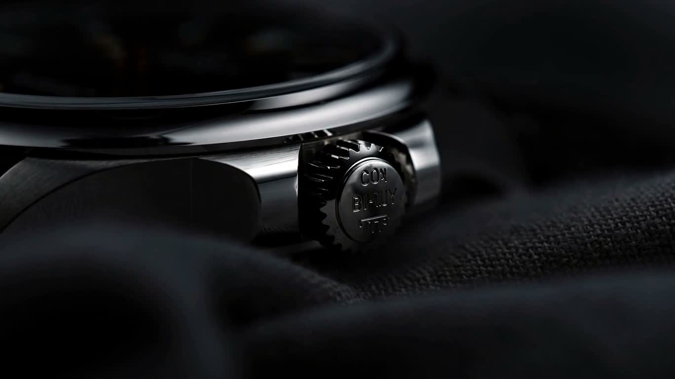 Montre mécanique sur tissu sombre