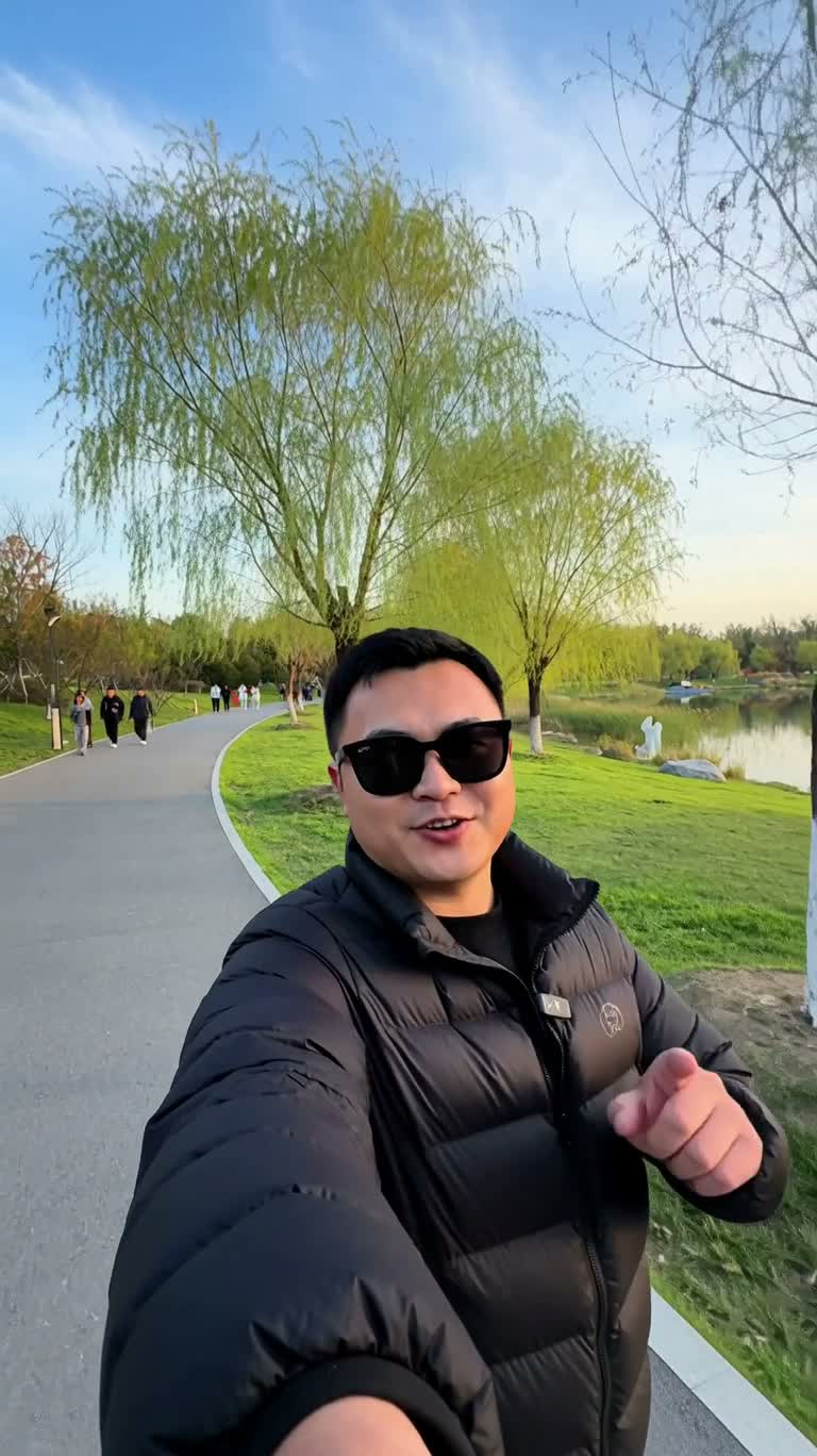Balade selfie au parc au coucher du soleil