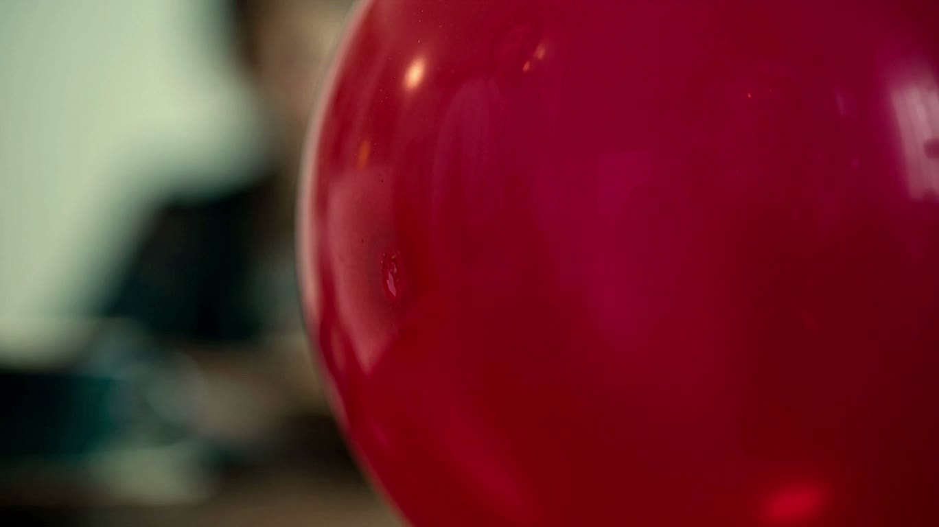 Éclatement et dégonflage d'un ballon rouge