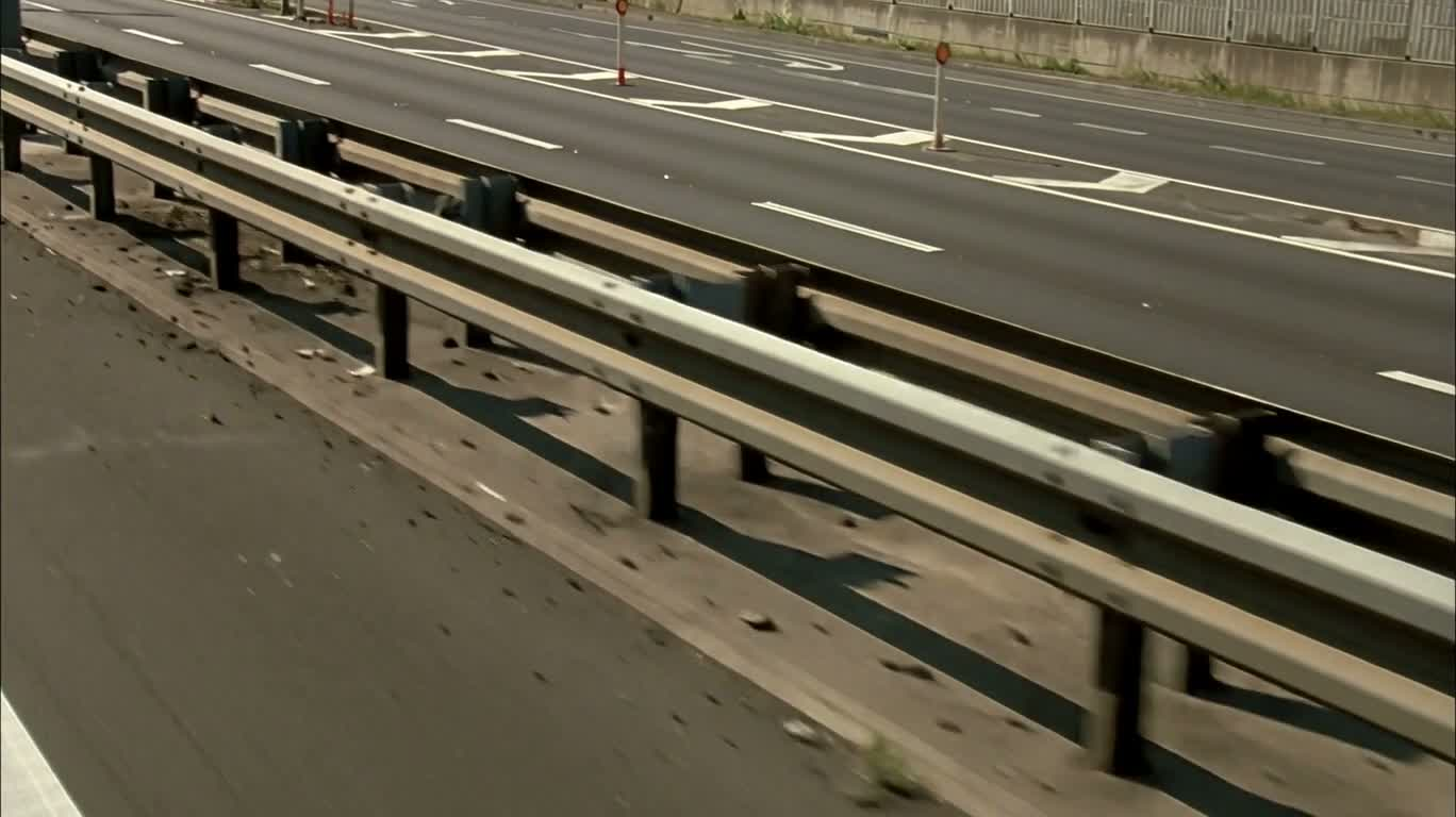 Garde-corps d'autoroute et profondeur de la route
