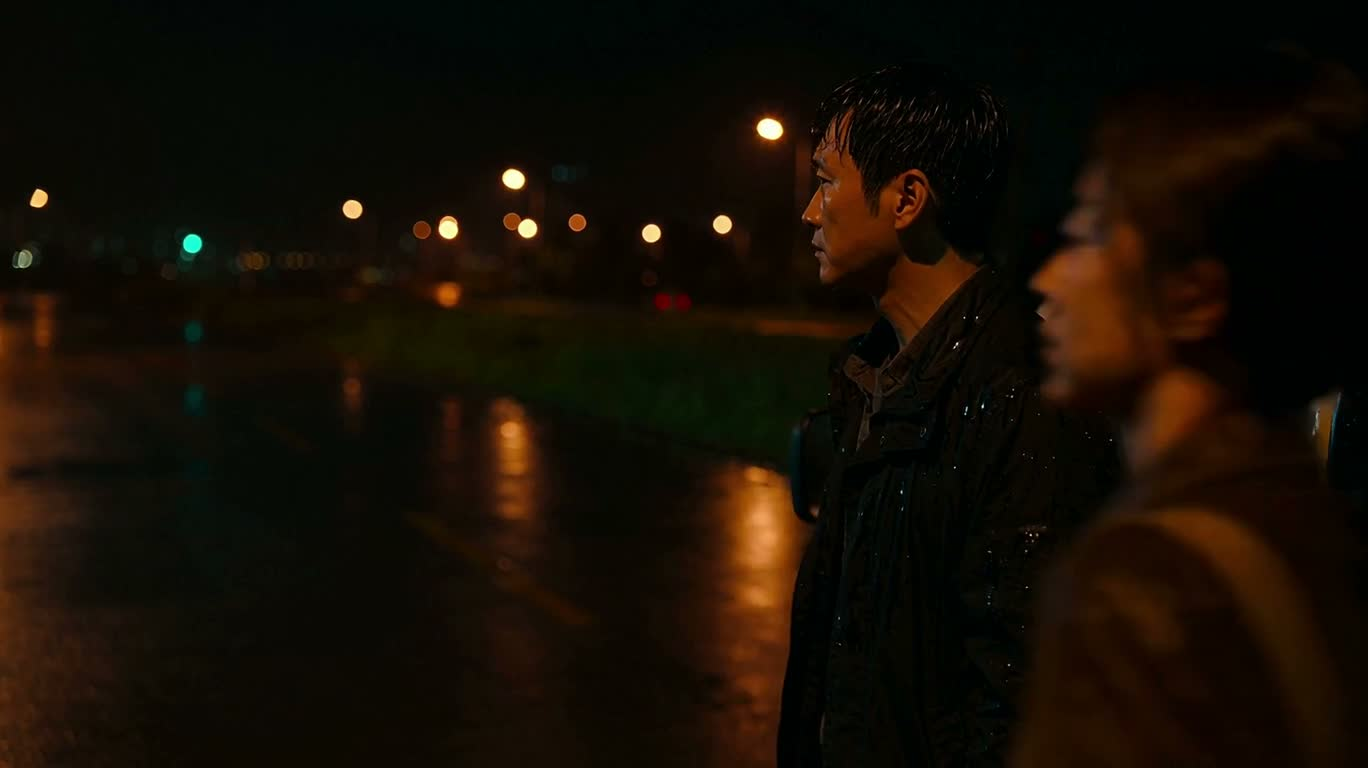 雨夜铁门后的微光